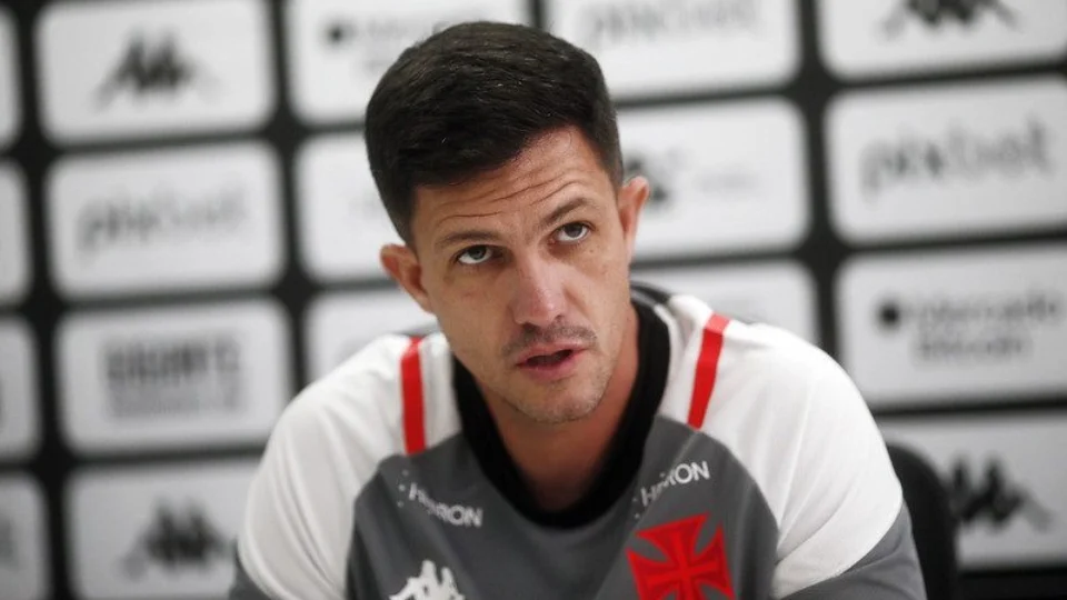 Técnico Maurício Barbieri pede desculpas à torcida do Vasco