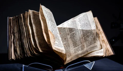 Bíblia hebraica de mais de 1000 anos bate recorde em leilão nos EUA