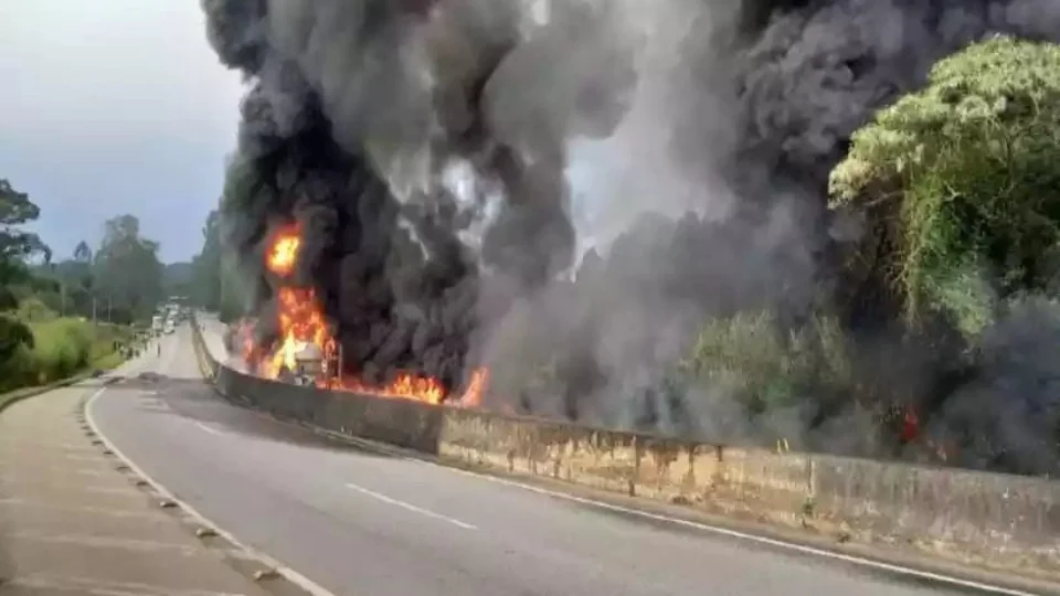 Caminhão tomba, explode e causa incêndio na BR-04 em Minas Gerais