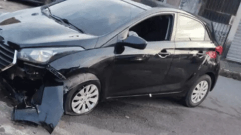 Homem é morto a tiros e mulher baleada em carro na Zona Centro-Sul de Manaus