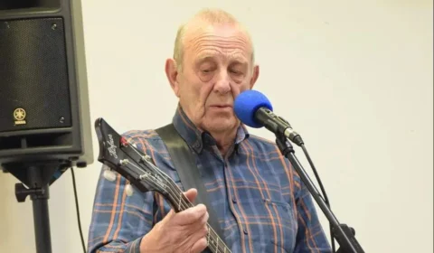 Chas Newby, ex-baixista do Beatles, morre aos 81 anos