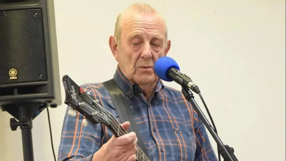 Chas Newby, ex-baixista do Beatles, morre aos 81 anos