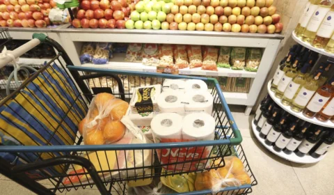 Intenção de consumo das famílias cresce 2,4% de abril para maio, diz CNC