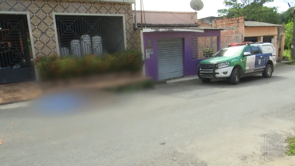 VÍDEO: corpo de homem é encontrado com marcas de tiros e facadas em Manaus