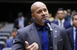 Moraes dá prazo de 48 horas para Daniel Silveira explicar violação da condicional