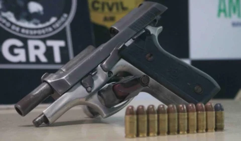 VÍDEO: denúncia resulta em prisão de homem com arma de fogo em praça de Manaus