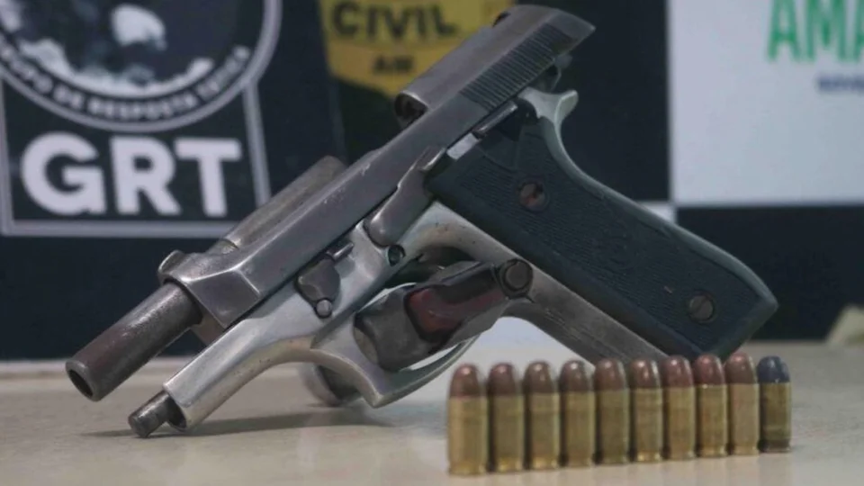 VÍDEO: denúncia resulta em prisão de homem com arma de fogo em praça de Manaus