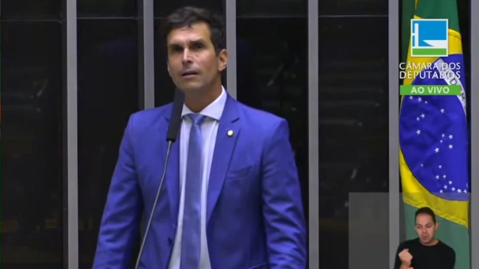 Deputado chama Arthur Lira de ‘boneco do posto’ em pronunciamento na Câmara