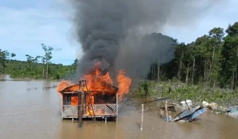 Forças Armadas destroem 29 dragas de garimpo ilegal em operação