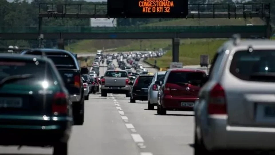 Fluxo de veículos em estradas pedagiadas do Brasil cai em abril, mostra ABCR