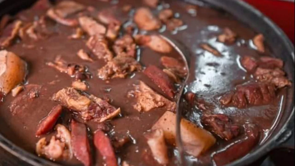 Feijoada solidária apoia causa de criança com doença de pele rara em Manaus