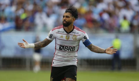 Flamengo faz 3 a 2 no Bahia, vence a primeira fora e entra no G-4