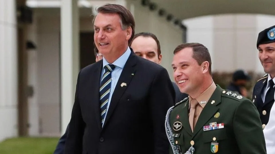 Caso joias: mensagens de Cid indicam que Bolsonaro sabia do esquema