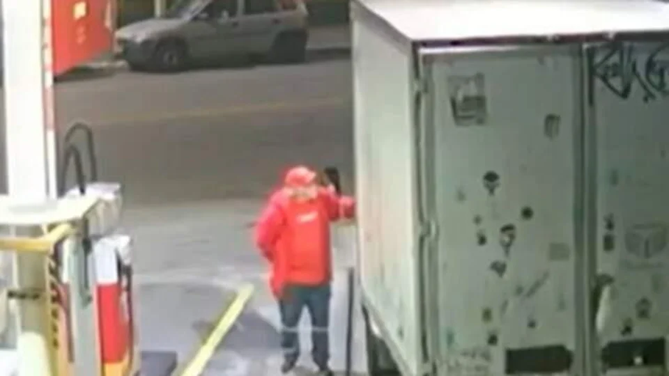 VÍDEO: frentista é arrastado e morto por caminhoneiro em fuga em SP