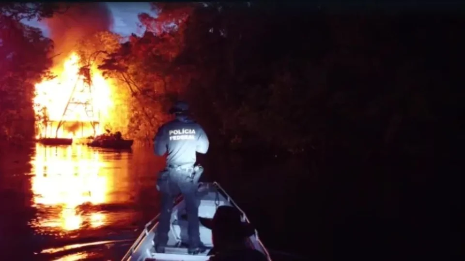 PF e ICMbio destroem dragas de garimpo ilegal em Japurá, no Amazonas