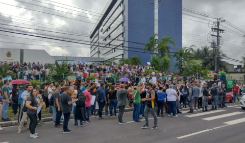 Professores instalam greve e protestam na Assembleia Legislativa do Amazonas