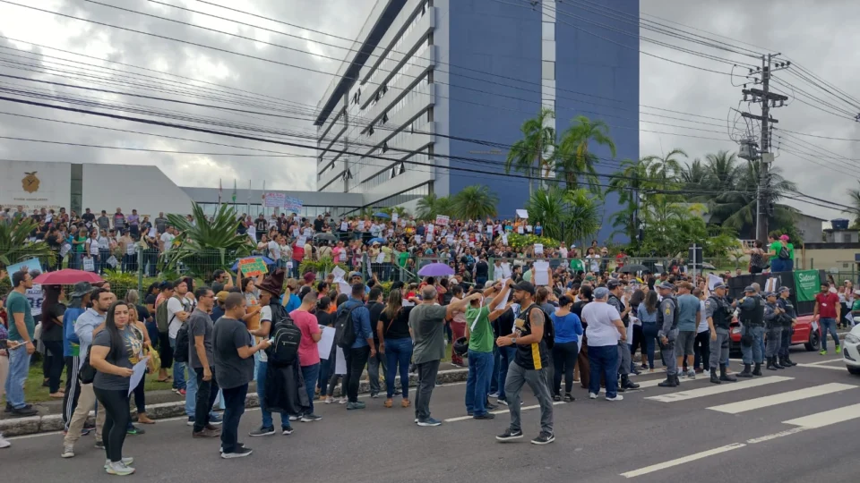 Professores instalam greve e protestam na Assembleia Legislativa do Amazonas