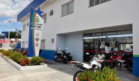 Homem é preso após abraçar à força e tentar beijar adolescente em Manaus