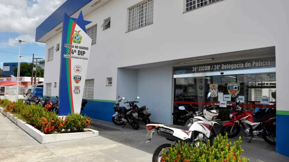 Homem é preso após abraçar à força e tentar beijar adolescente em Manaus