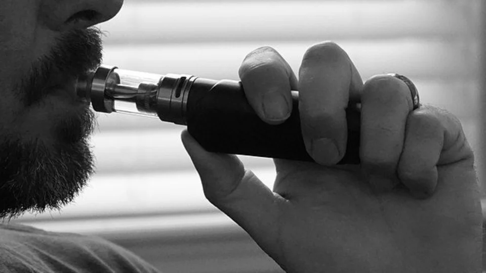 Jovem desenvolve perfuração no pulmão por consumo de vape nos EUA