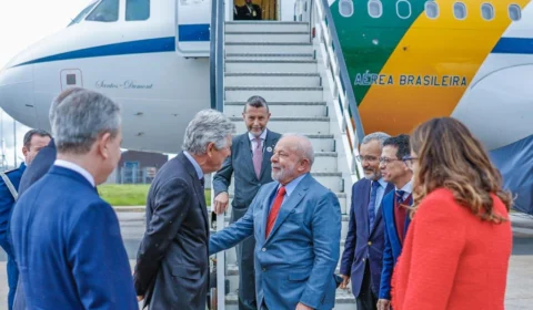 Presidente Lula desembarca em Londres para Coroação do rei Charles III