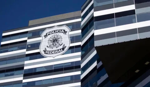 Esposa de Mauro Cid vai à PF para depor sobre fraude em cartão de vacina