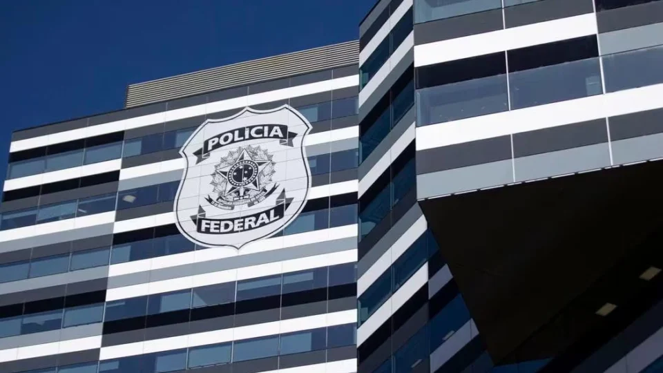 Esposa de Mauro Cid vai à PF para depor sobre fraude em cartão de vacina