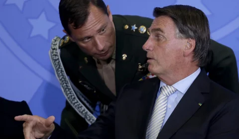 PF apreende US$ 35 mil e R$ 16 mil em dinheiro vivo na casa de Mauro Cid