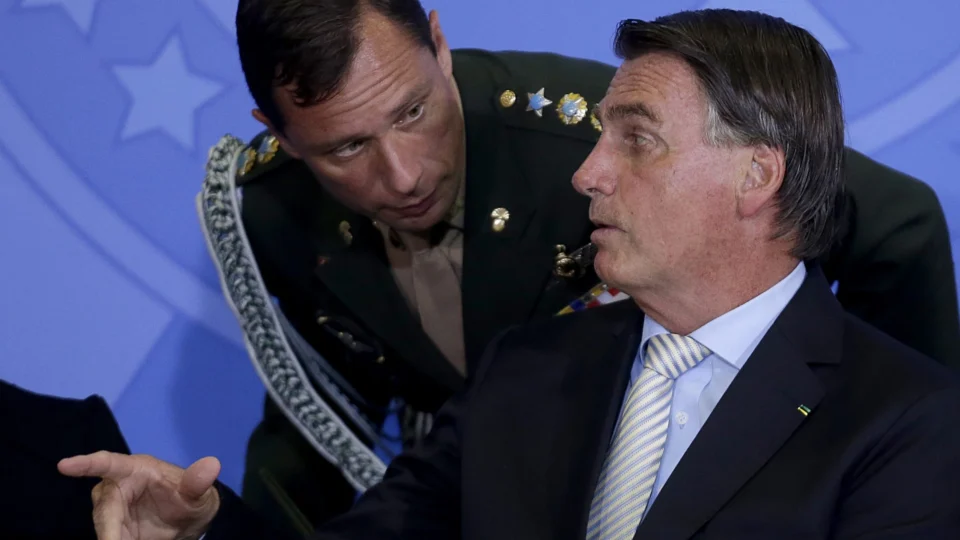 PF apreende US$ 35 mil e R$ 16 mil em dinheiro vivo na casa de Mauro Cid