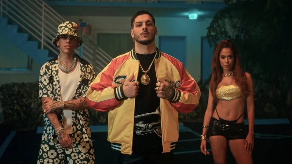 Anitta, RVFV e Sfera celebram cultura em videoclipe de ‘CAPITÁN’; assista