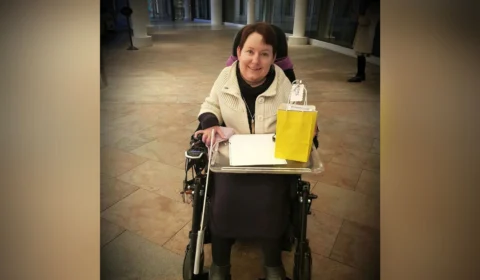 Mulher com deficiência contrata profissional para fazer sexo pela primeira vez aos 43