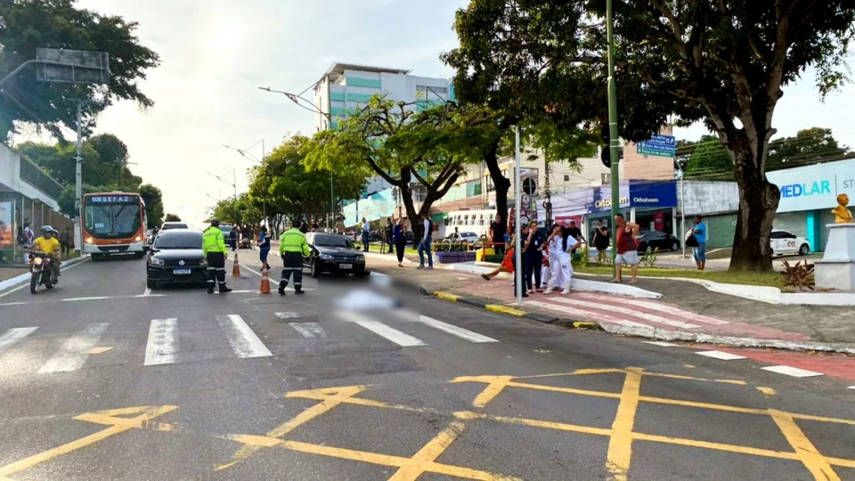 Mulher morre após ser atropelada ao atravessar avenida, em Manaus