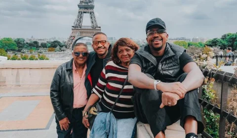 VÍDEO: Mumuzinho realiza sonho da mãe e leva a família para visitar Paris