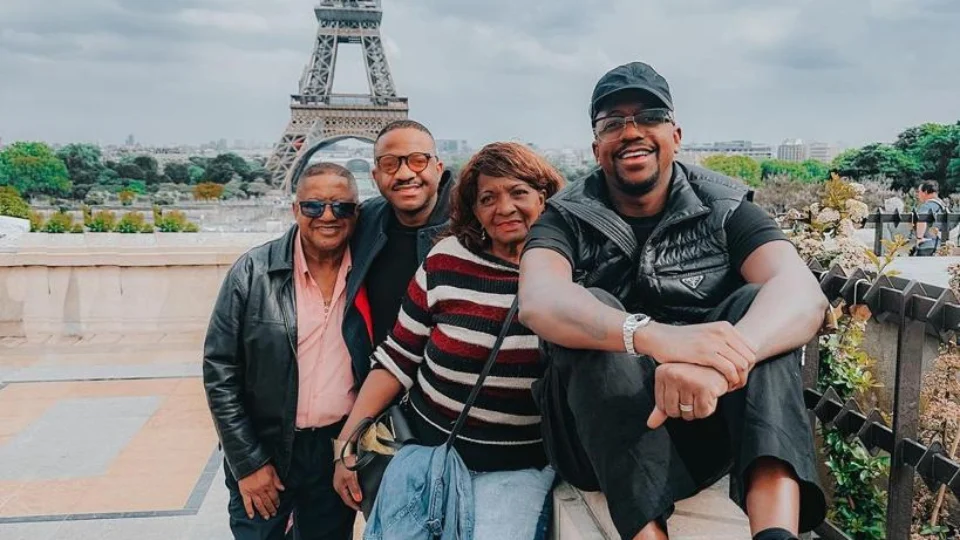 VÍDEO: Mumuzinho realiza sonho da mãe e leva a família para visitar Paris