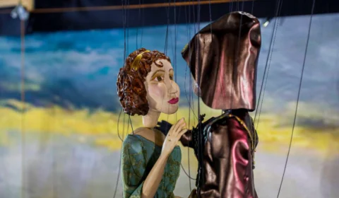 Ópera com marionetes é apresentada no Teatro Amazonas para público infantil