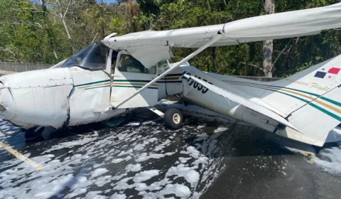 Passageira filma momento em que avião cai em avenida no Panamá; veja