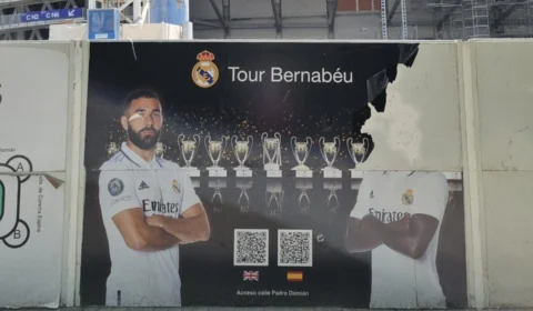 Pôster de Vinícius Júnior em estádio do Real Madrid é alvo de vandalismo