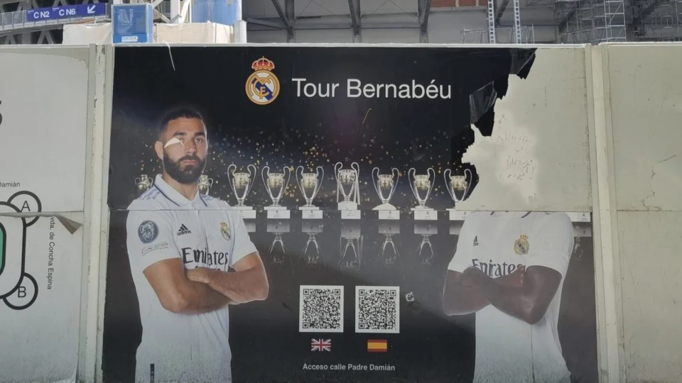 Pôster de Vinícius Júnior em estádio do Real Madrid é alvo de vandalismo