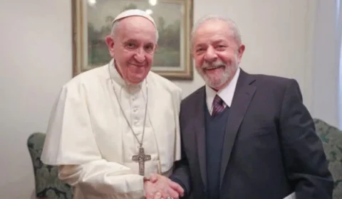 Por telefone, Lula conversa com papa Francisco e convida para visitar Brasil