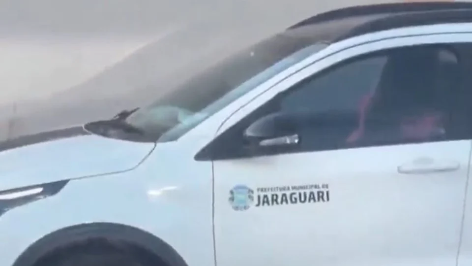 Vídeo: primo de Luan Santana é flagrado em momento íntimo em carro público
