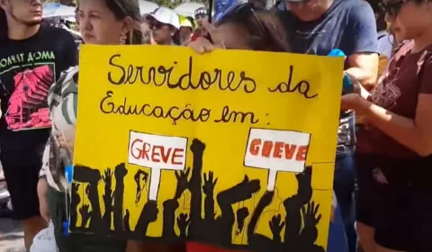 Professores do AM mantêm greve por reajuste salarial nesta quinta-feira, 31