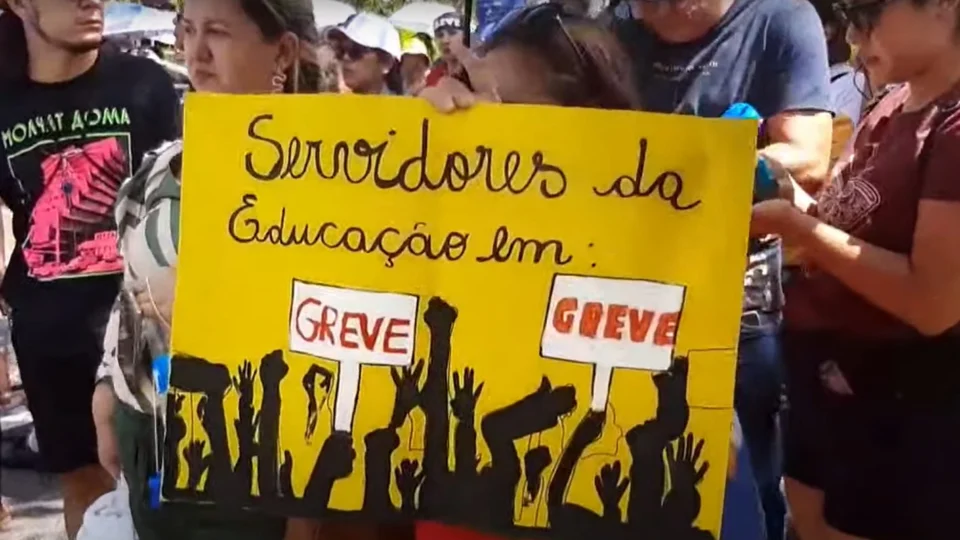 Professores do AM mantêm greve por reajuste salarial nesta quinta-feira, 31