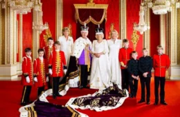 Foto de Rei Charles III ao lado da família mostra futuro da monarquia britânica