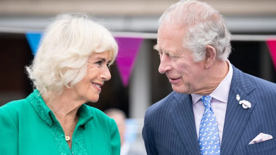 Rei Charles III: cerimônia de coroação conta com coroa de ouro maciço; veja