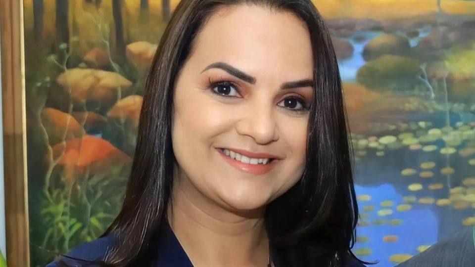 Simone Denarium: ALE tenta derrubar pedido de impugnação do cargo da primeira-dama no TCE-RR