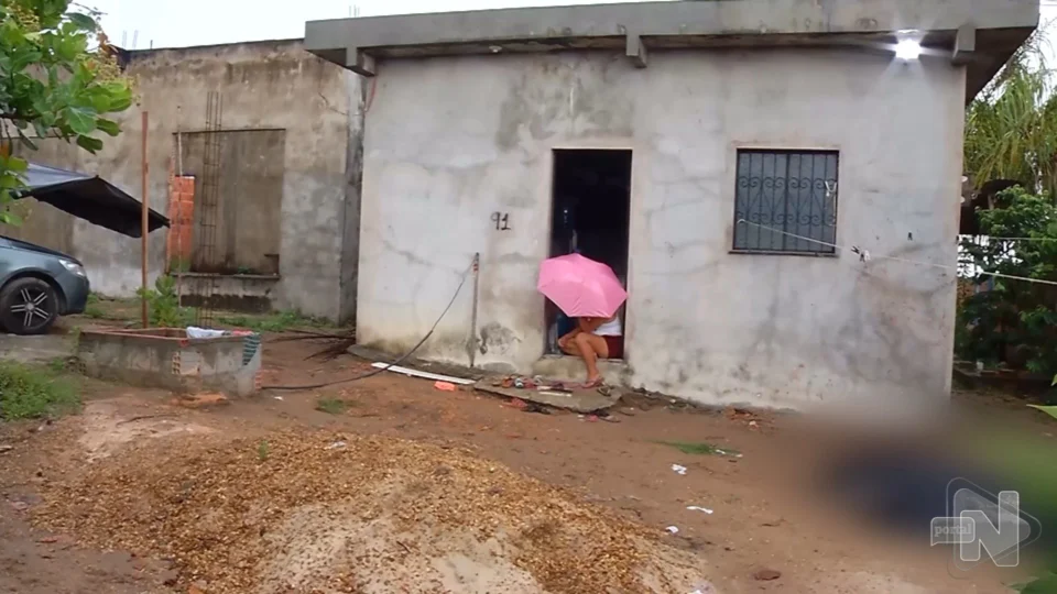 VÍDEO: suspeitos invadem casas e matam homem baleado na cabeça em Manaus