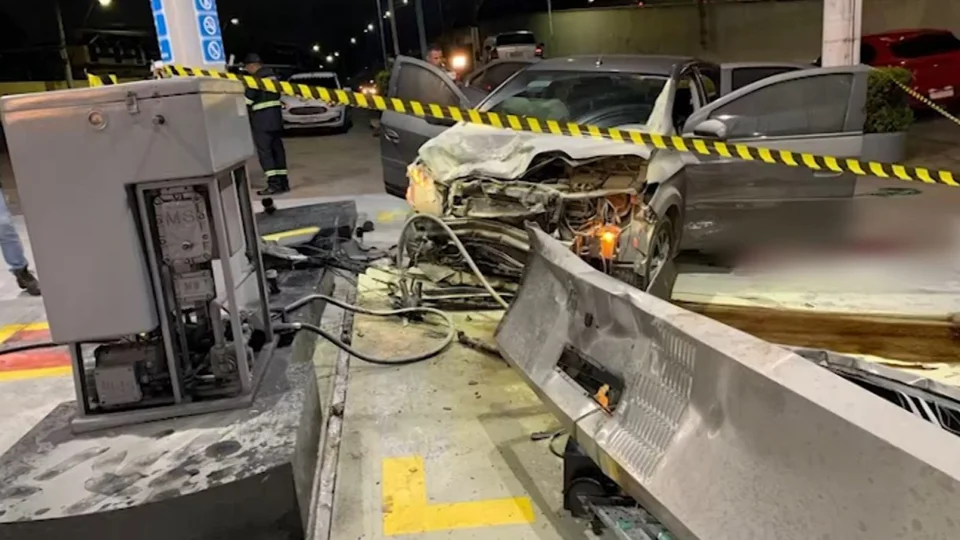 VÍDEO: suspeitos são baleados durante perseguição e causam acidente em Manaus