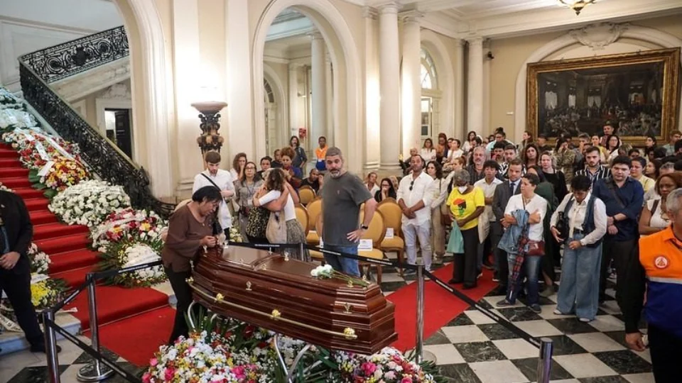VÍDEO: Emoção marca despedida do ex-deputado David Miranda no RJ