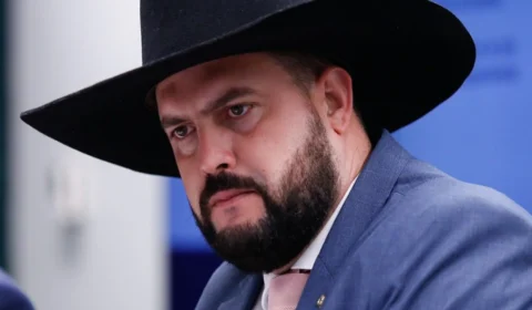 Deputado Zé Trovão deixa de usar tornozeleira eletrônica: ‘um homem livre’