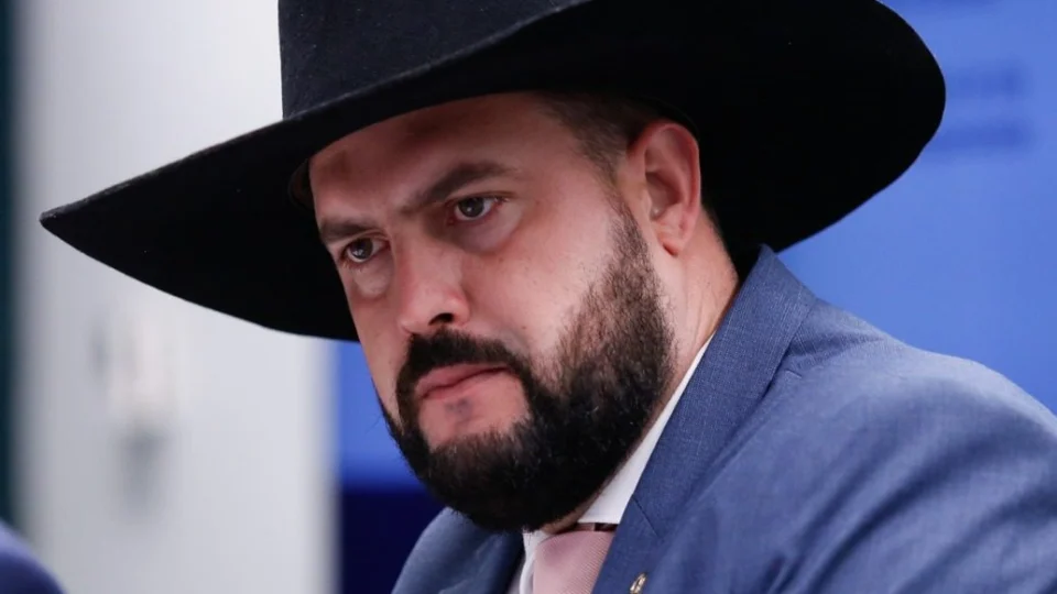 Deputado Zé Trovão deixa de usar tornozeleira eletrônica: ‘um homem livre’